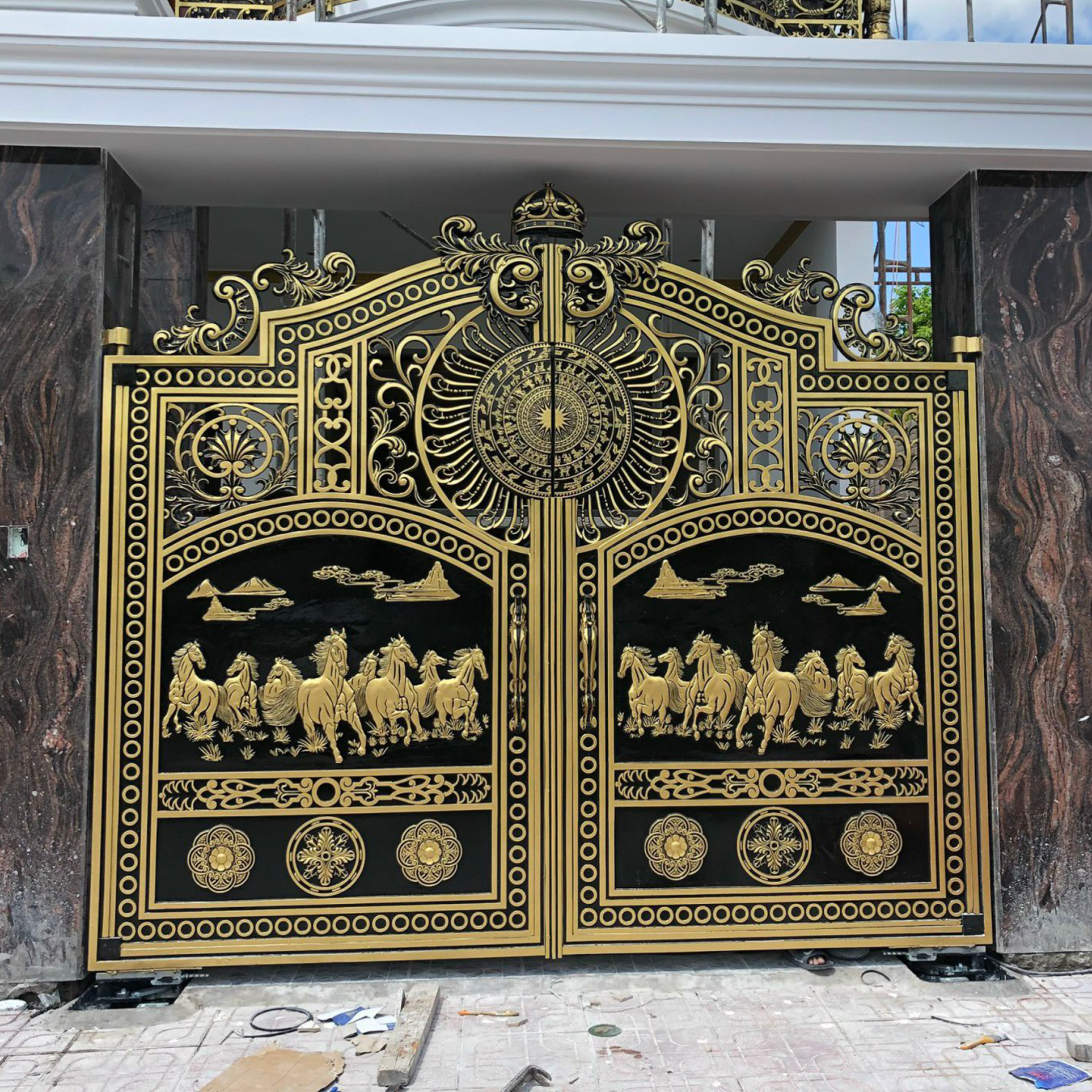 Cổng nhôm đúc hoa văn